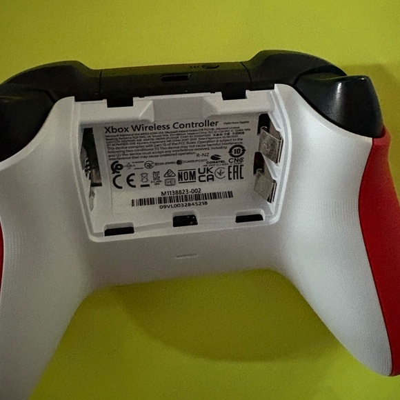 Xbox Wireless Controller - Red - Picture 2 of 2